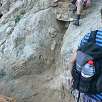 Bajando un tramo equipado con una grapa a la cala del Crit / Hiking route Costa Brava | Palamós | Cala Estreta 