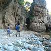 Cruzamos a una cala contigua por una apertura en la roca / Hiking route Costa Brava | Palamós | Cala Estreta 