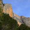 Un nueva muralla y segundas pasarelas ya a la vista / Hiking route Camino natural de Montfalcó al congost de Mont-rebei 