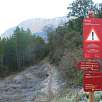 Poste direccional y de precaución: tramos de pasarelas elevados y pasos estrechos / Hiking route Camino natural de Montfalcó al congost de Mont-rebei 