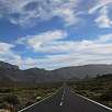 En la carretera TF-21 que cruza las Cañadas del Teide - al fondo a mano derecha vemos los Roques de García -  / Hiking route Los Roques de García 