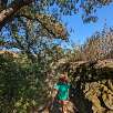 Camino estrecho entre muros de piedra y caída a la izquierda en el regreso  / Hiking route Pozas del Salt Gros del Catllar 