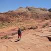 Con The Wave ya a la vista - aunque no se aprecie en la foto - / Hiking route Coyote Buttes | The Wave 