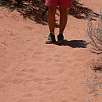 El camino discurre sobre blanda arena rojiza y roca / Hiking route Coyote Buttes | The Wave 