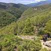 Regreso desde el mirador de la Roca del Lloro al fondo podemos ver el río y las pasarelas / Hiking route Toll de l