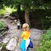 Cruzamos un riachuelo de agua helada -que valientes estos niños- / Hiking route Sendero familiar por el río Flem | Suiza 