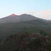 Sorteando una trepada en el cráter para poder llegar al punto más alto del Samara. / Hiking route Subida al volcán Samara 