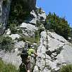 La primera grapa - el paso es ligeramente aéreo a la derecha - / Hiking route Vuelta al Catllaràs y chalet de Gaudí 