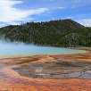 La vista parcial que se ve desde las pasarelas -atrás se ve la loma a la que subiremos para disfrutar de buenas vistas- / Hiking route Yellowstone | Grand Prismatic Spring 