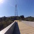 Cruzando el puente habilitado para caminantes y bicicletas 