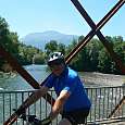 Cruzando un último puente sobre el río. Lourdes ya está cerca 