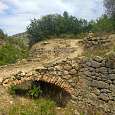 Seguimos los hitos a la derecha en este puente de piedra 