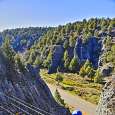 Vista del puente de troncos en la bajada 