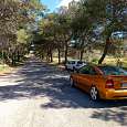 Estacionamos al final de la carretera en los laterales 
