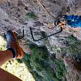 Vista hacia abajo de un paso lateral algo desplomado -es el tramo más atlético de la vía ferrata- 