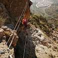 Cruzando el puente nepalí de 14 metros ©Juan Agulló Artero 