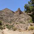 Con vistas al polígono seguimos por el sendero junto a la riera seca 