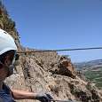 Desde la pasarela vemos la cueva y un nuevo puente nepalí 