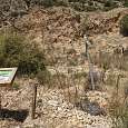 Cartel informativo de la vía ferrata y postes indicadores 