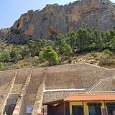 Vista de la pared desde la entrada a la Cueva del Canelobre -la ferrata queda a la derecha- 