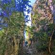 El sendero de la Raya es escalonado -por aquí subían las mulas de carga- 