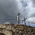 Las cruces del mirador visto desde abajo 