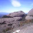 Vista del Cortins y del cornisa con vegetación por la que accederemos a la cima 