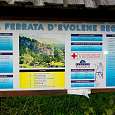 Cartel informativo de la vía ferrata en el estacionamiento 