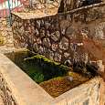 Fuente de agua no tratada a la salida del pueblo de Fuertescusa 
