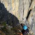 Subimos por el lateral de la pared escalonadamente -menos expuesto- 
