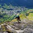 Vista atrás sobre Leukerbad en la transición a la subida de escaleras a la bandera suiza 