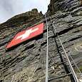 La larga escalera hasta la bandera Suiza 