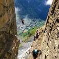 Sobre el puente nepalí con Leukerbad a nuestros pies y entrando a la cueva 