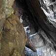 Entrada con clavijas a la cueva -Höhle- 