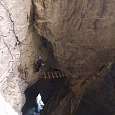 En la cueva hay dos variantes -una deportiva (aquí en la foto) y otra más fácil donde te mojas bajo una cascada glacial- 