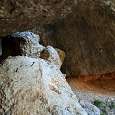 Roca encastrada en la grieta que hace de puente natural 
