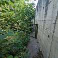  Vista atrás a la puerta metálica que hemos superado pegados a la pared del torrente 