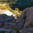 Vista atrás del primer resalte y la ermita de Sant Joan de Codolar al fondo 