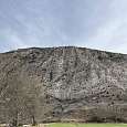 Pared bajo las antenas de Santa Bárbara 