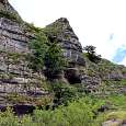 Cueva dónde descansan las cabras con un puente nepalí que la cruza 