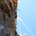 Por si sopla el viento hacia la vía ferrata hay que ir con chubasquero 