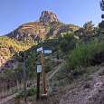 La peña Saganta de fondo en el desvío indicado en azul al castillo de Espadilla 