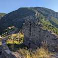 Las ruinas del castillo están protegidas y disponen de un plafón informativo 