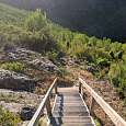 Escaleras de madera que superan un contrafuerte natural 