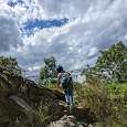 Subida a la pasarela de entrada de la vía ferrata 