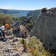 Estético tibetano de unos 7 metros que une la ante cima con la cima de la vía ferrata 