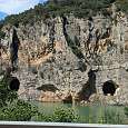 Vista de la Paret de les Arcades desde la carretera C-13 antes de cruzar el puente Nou de Monares 