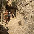 Escalones previos  a la entrada del túnel 