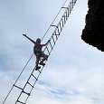 A mitad de subida de la escalera metálica 