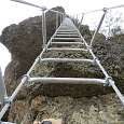 Primeros peldaños de la escalera metálica 